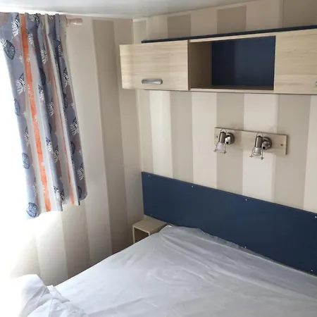 Violette Mobil Capacite 4 Personnes Climatise *