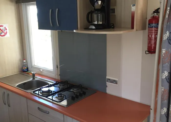 Violette Mobil Capacite 4 Personnes Climatise Kamp alanı
